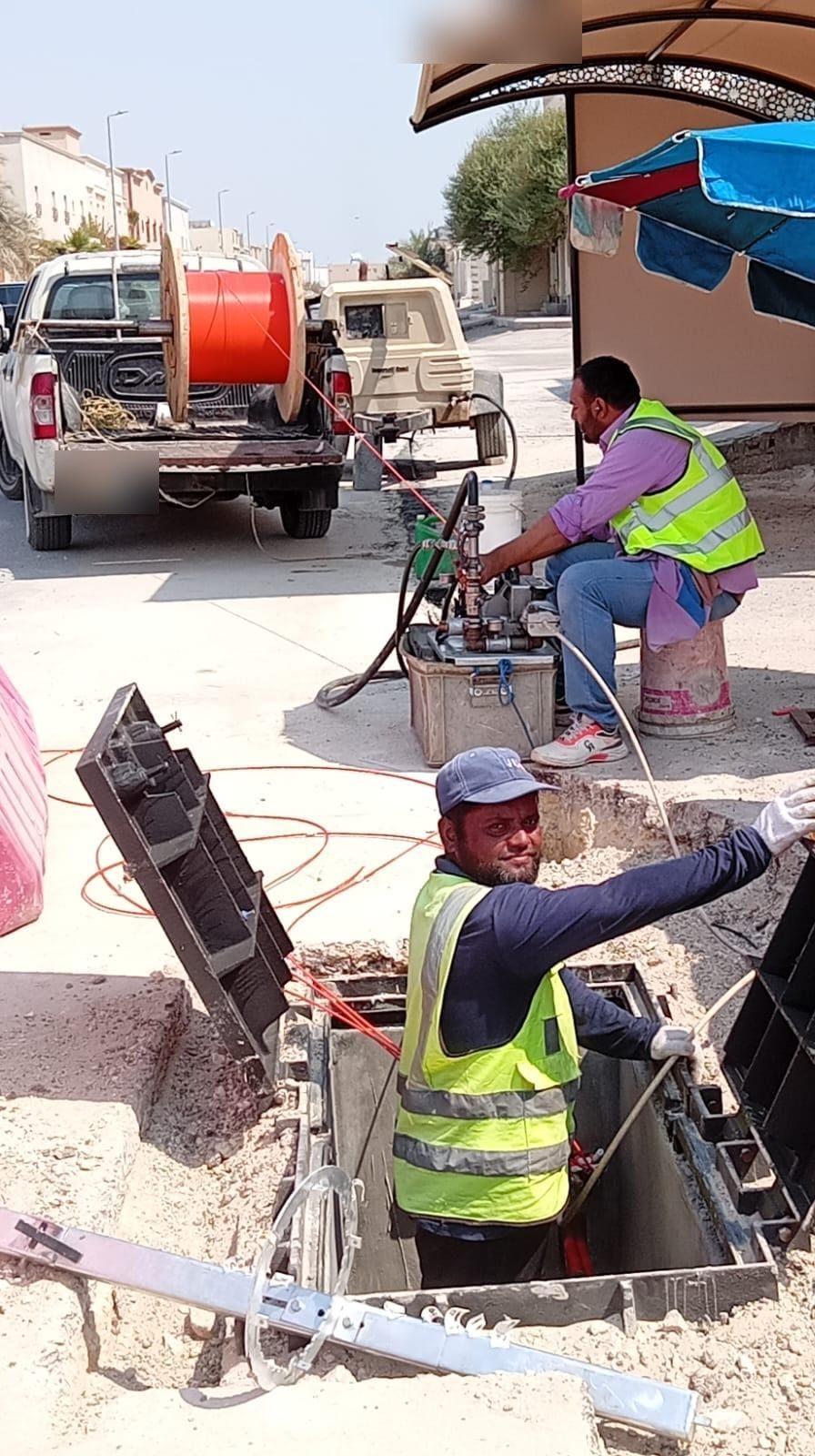 تركيب ألياف FTTH — سحب الكابل من بكرة داخل خندق