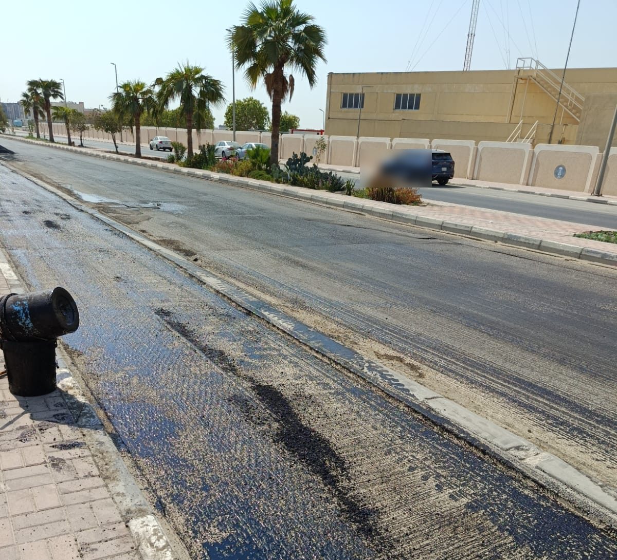 سطح طريق مكسوح مع خط خندق مسار الألياف قبل إعادة الرصف
